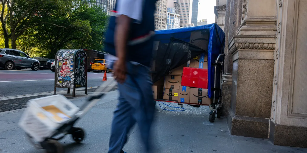 Postal traffic to U.S. plunges 70% for a full 5 weeks after end of ‘de minimis’ exemption